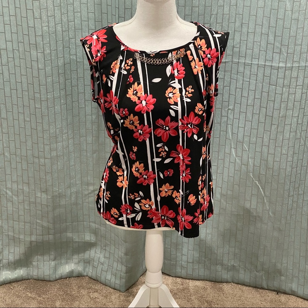 Lovely no sleeve top